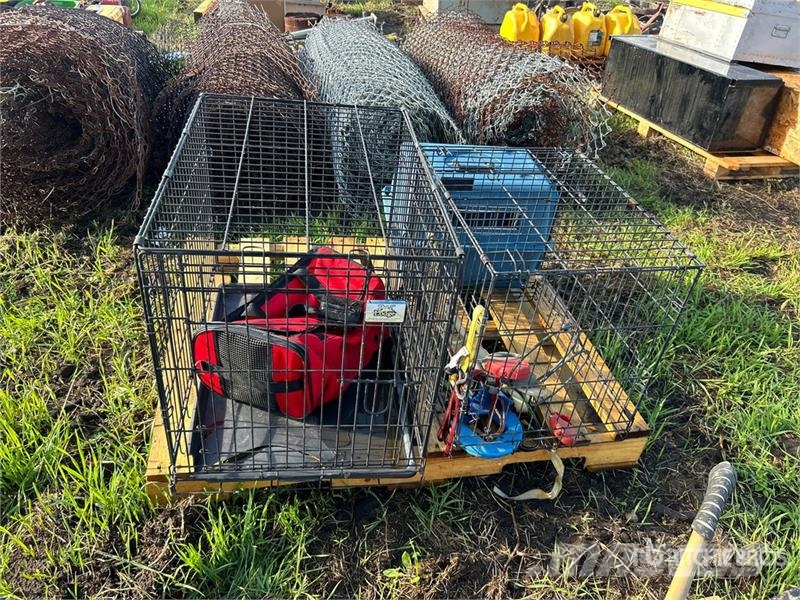 Quantity of (4) Pet Kennels & Wire Dog Crates Drugi deli
