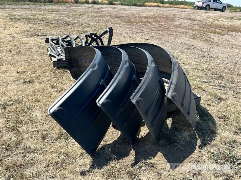 Quantity of (4) Poly Sprayer Fender and Bracket مكونات أخرى