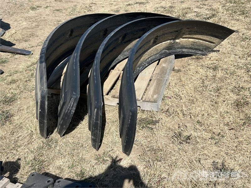 Quantity of (4) Poly Sprayer Fender and Bracket مكونات أخرى
