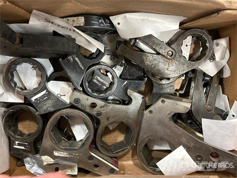  Quantity of (4) Ratchet Links, (16) Torcup Wrench  مكونات أخرى