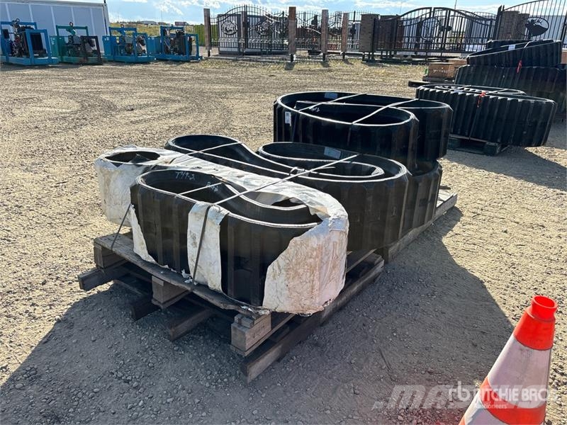 Quantity of (4) Rubber 350 x 100 x 53 Tracks (Unus Muud osad