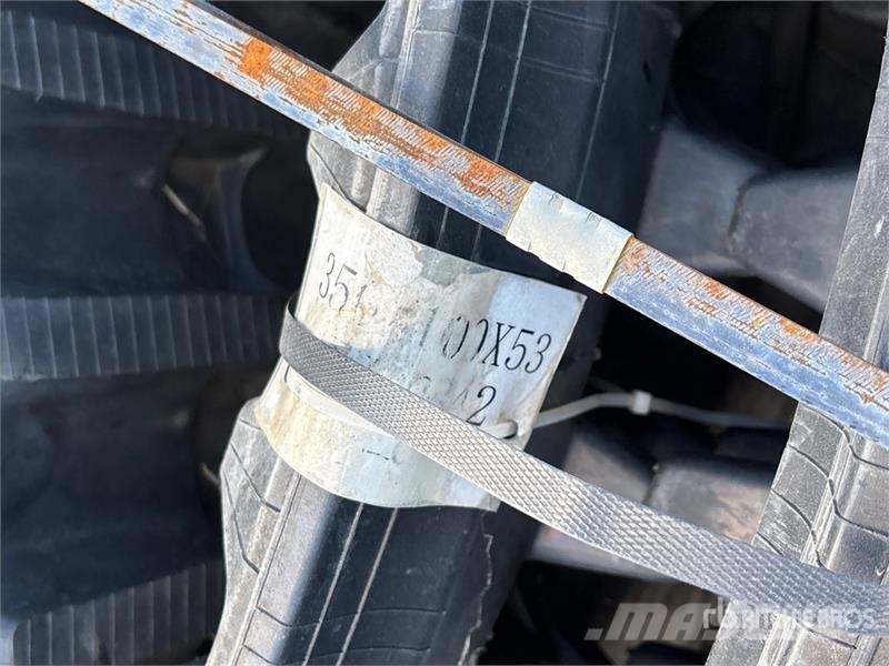 Quantity of (4) Rubber 350 x 100 x 53 Tracks (Unus Muud osad