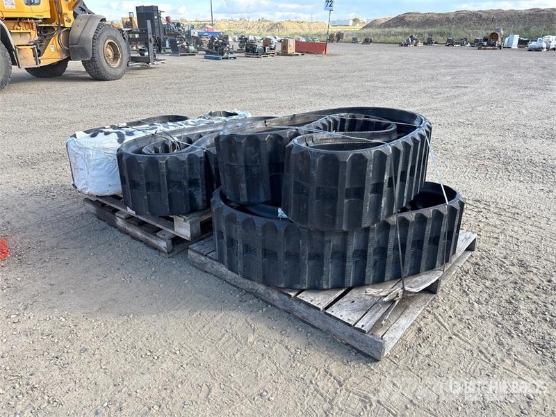 Quantity of (4) Rubber 350 x 100 x 53 Tracks (Unus Muud osad