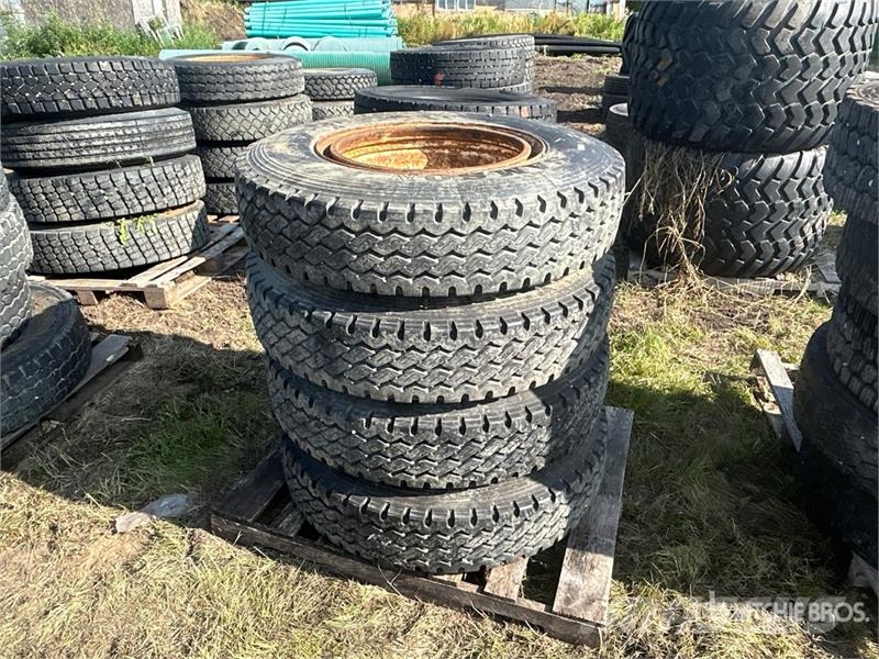 Quantity of (4) Samson 11R24.5 Tires Tyres, wheels and rims