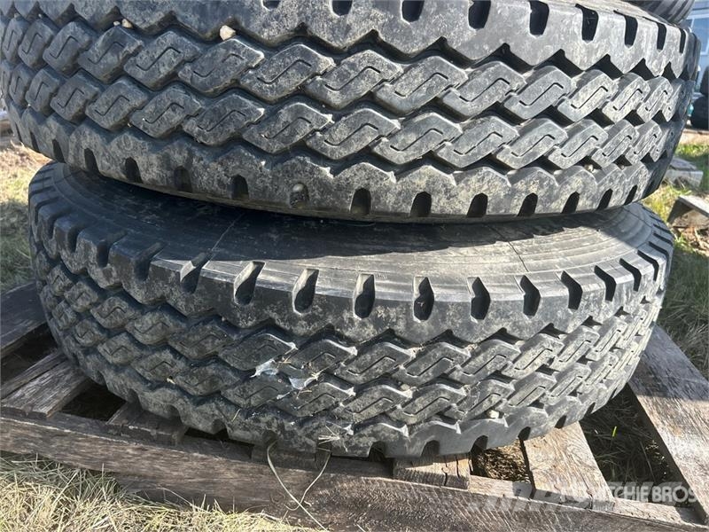 Quantity of (4) Samson 11R24.5 Tires Tyres, wheels and rims