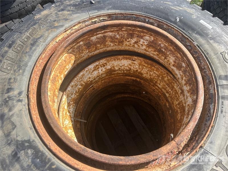 Quantity of (4) Samson 11R24.5 Tires Tyres, wheels and rims