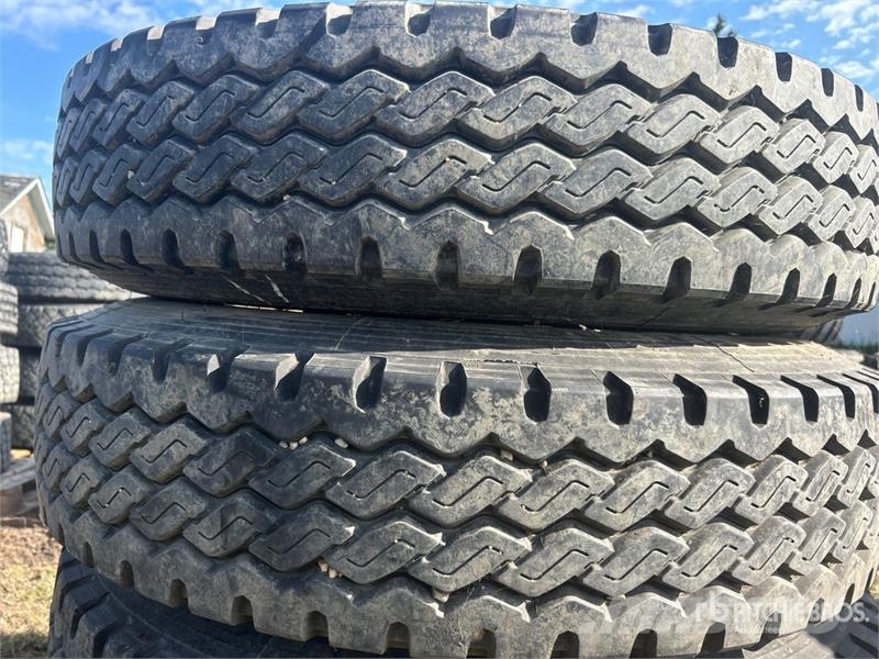 Quantity of (4) Samson 11R24.5 Tires Tyres, wheels and rims
