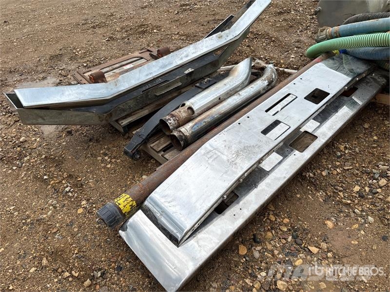 Quantity of (4) Semi Truck Bumpers Transportes - Outros