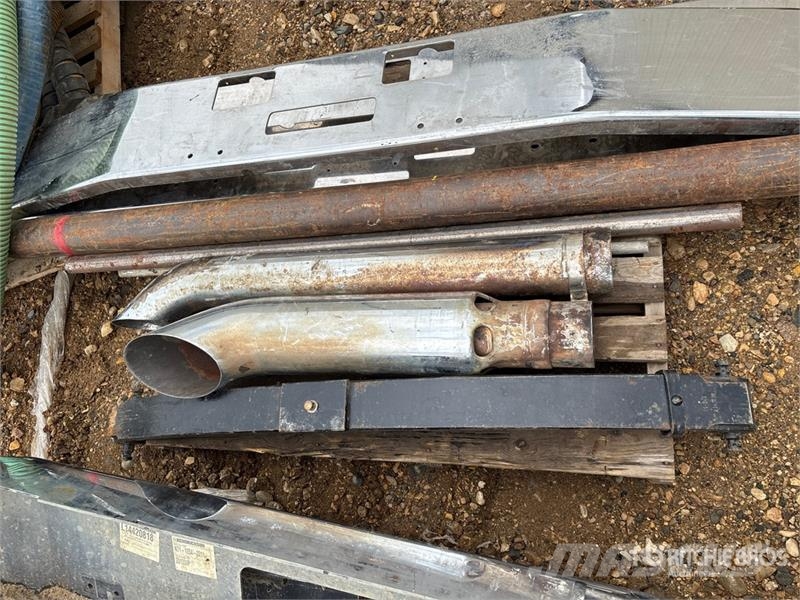Quantity of (4) Semi Truck Bumpers Transportes - Outros