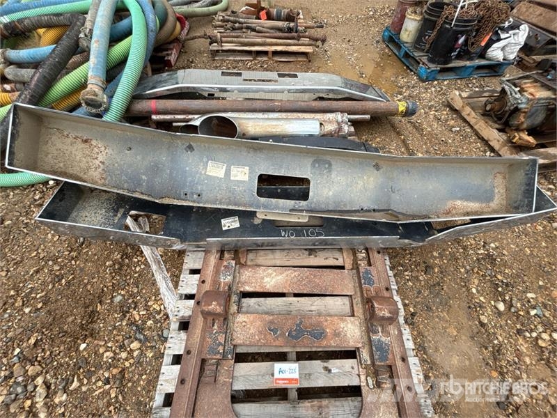 Quantity of (4) Semi Truck Bumpers Transportes - Outros