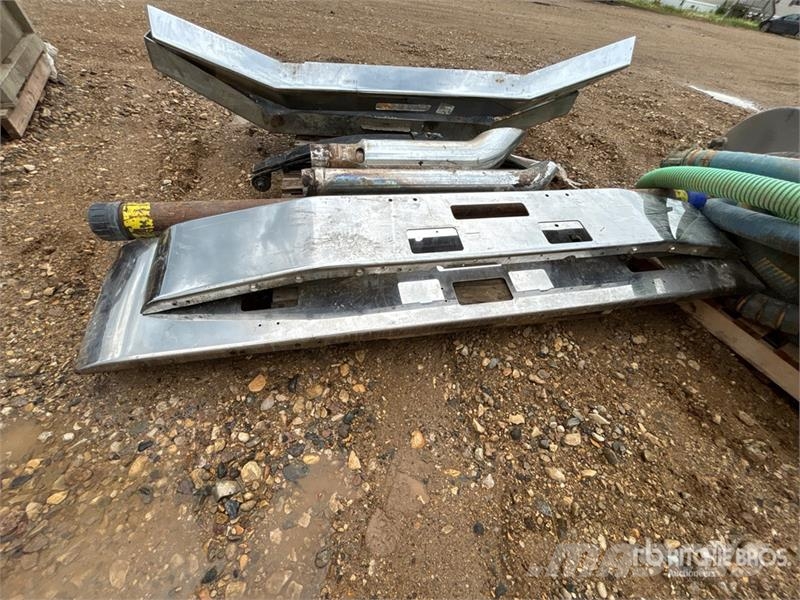 Quantity of (4) Semi Truck Bumpers Transportes - Outros