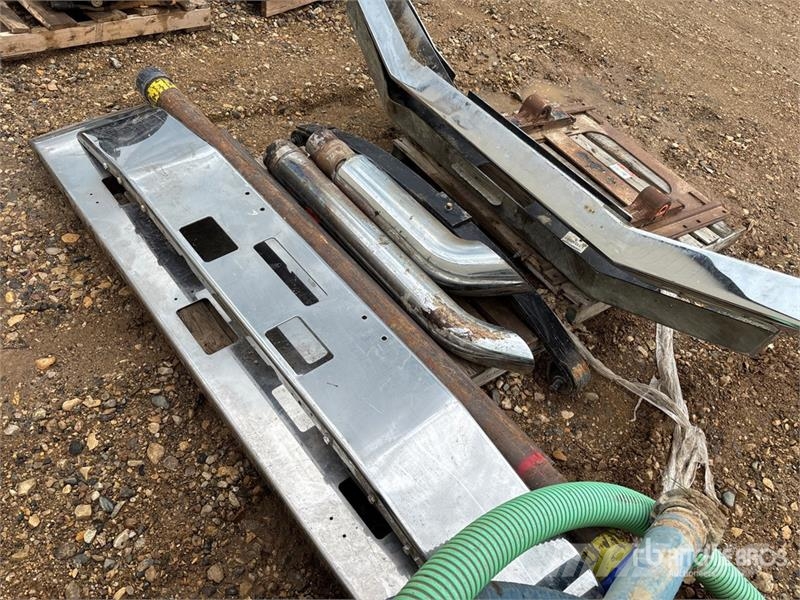 Quantity of (4) Semi Truck Bumpers Transportes - Outros