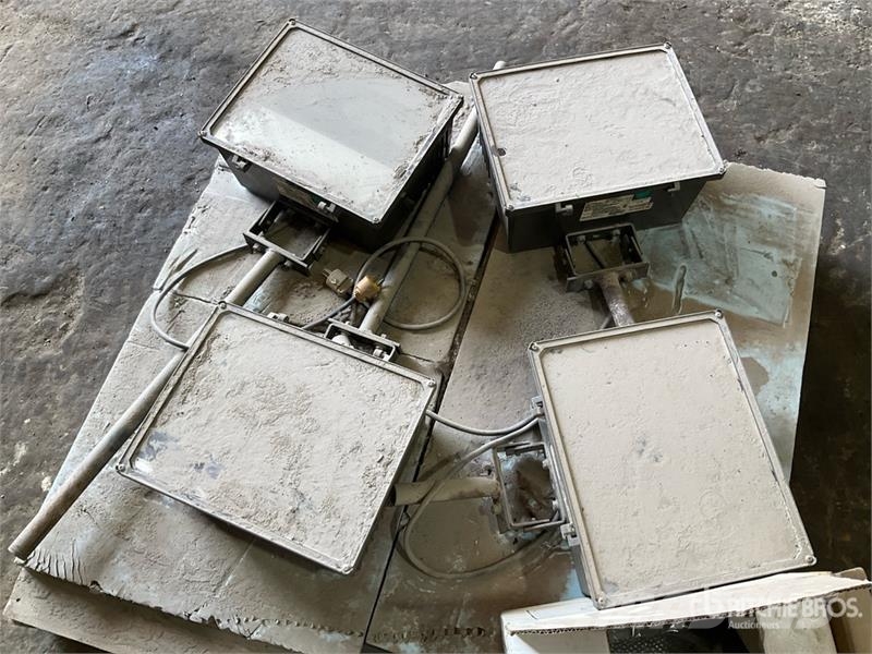 Quantity of (4) Shop Lights Drugi deli