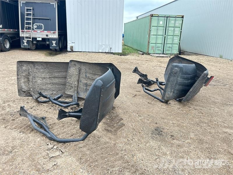 Quantity of (4) Sprayer Fender - Fits John Deere 6 Drugi deli