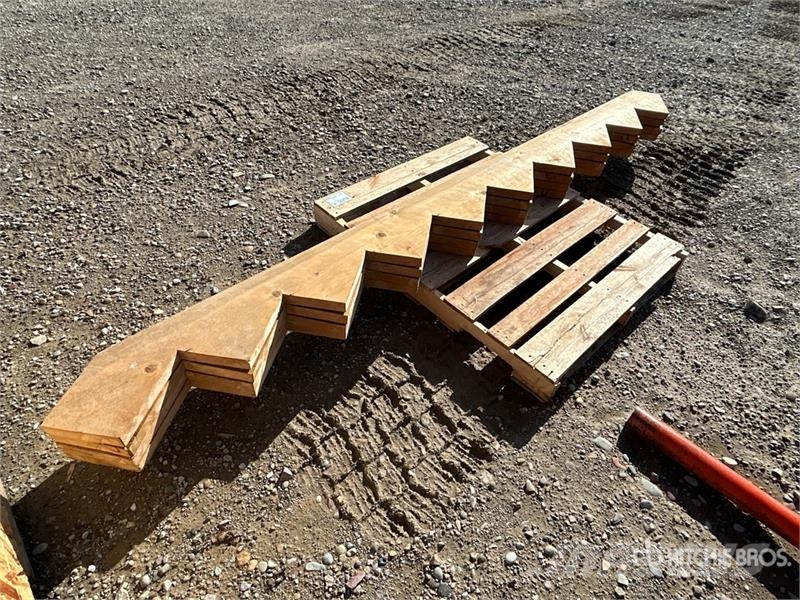  Quantity of (4) Stair Risers Pacēlāji, vinčas un materiālu lifti