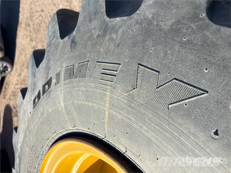 Quantity of (4) Tires with Rims fits Kamatsu WA320 Andre komponenter