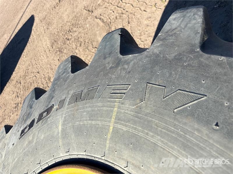 Quantity of (4) Tires with Rims fits Kamatsu WA320 Andre komponenter