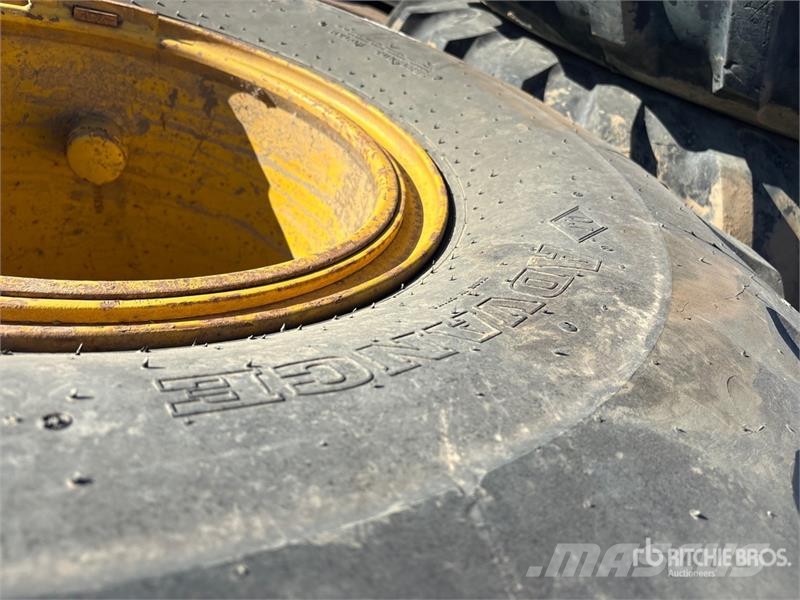 Quantity of (4) Tires with Rims fits Kamatsu WA320 Andre komponenter