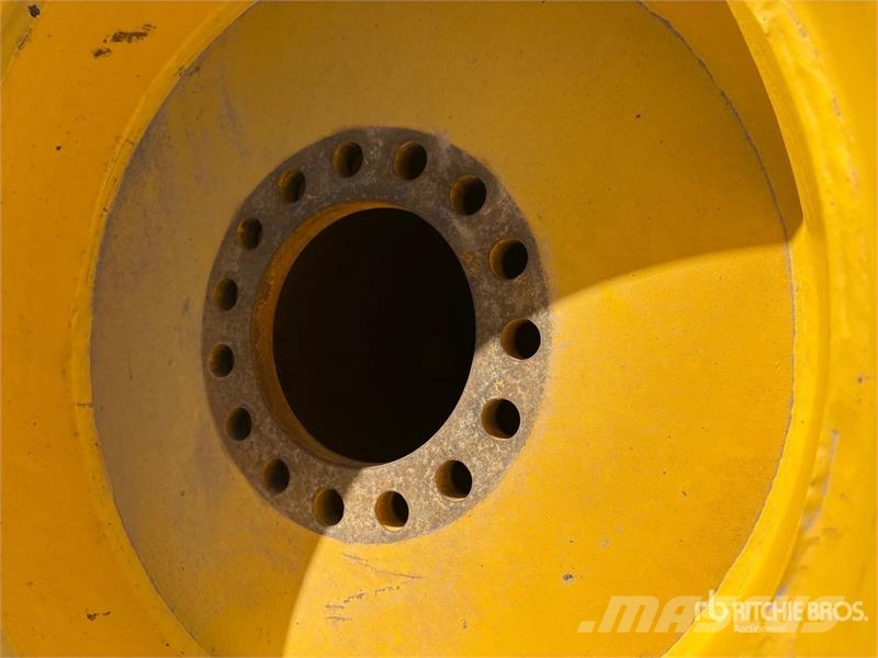 Quantity of (4) Tires with Rims fits Kamatsu WA320 Andre komponenter