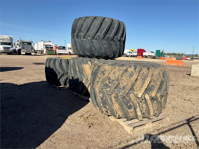 Quantity of (4) Tires with Rims fits Kamatsu WA320 Andre komponenter