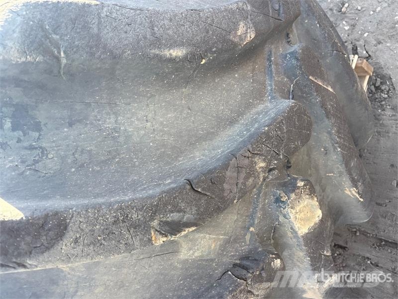 Quantity of (4) Tires with Rims fits Kamatsu WA320 Andre komponenter