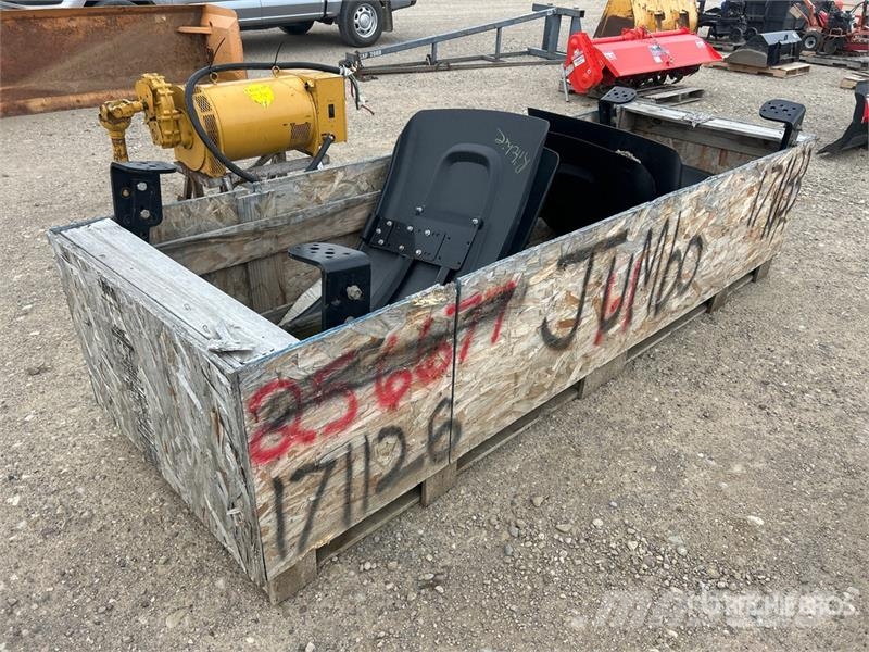  Quantity of (4) Tractor Fenders Muut maatalouskoneet