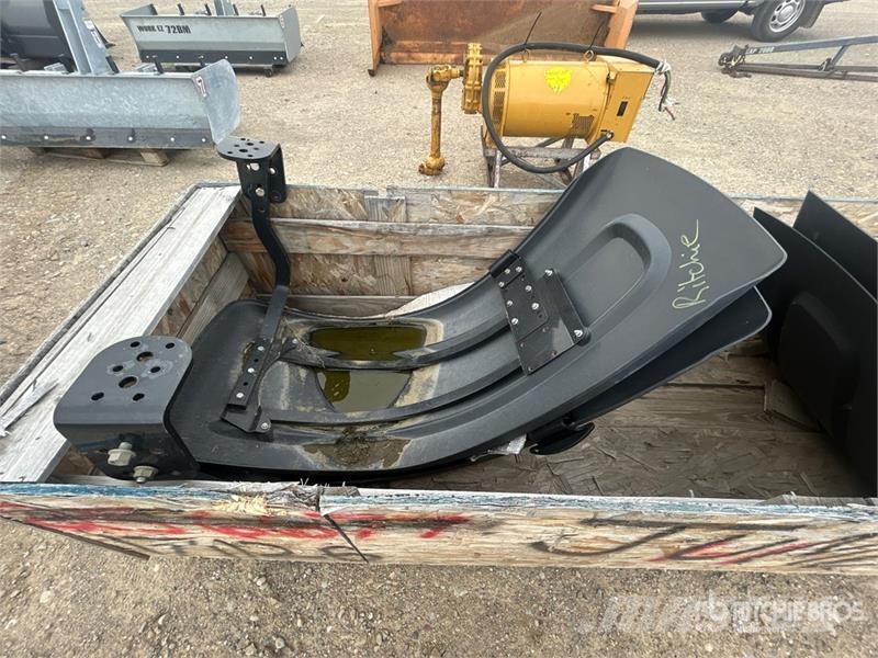  Quantity of (4) Tractor Fenders Muut maatalouskoneet
