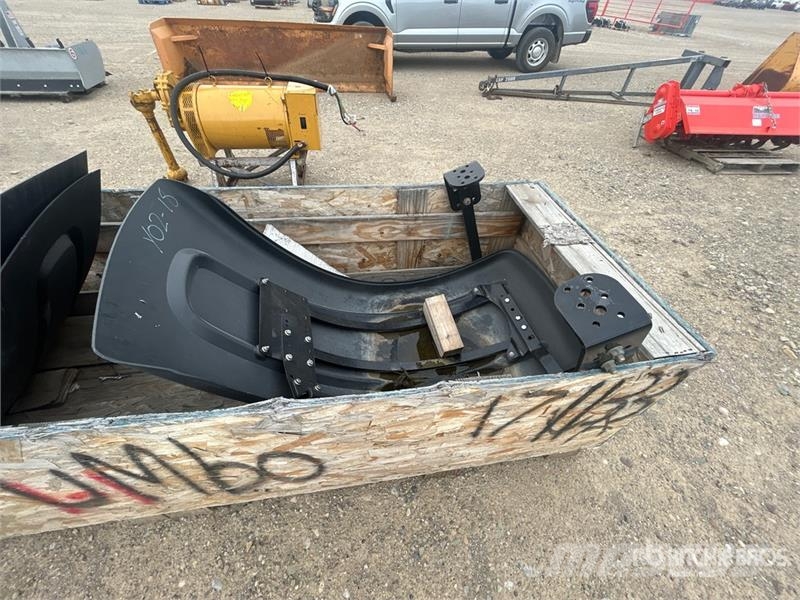  Quantity of (4) Tractor Fenders Muut maatalouskoneet