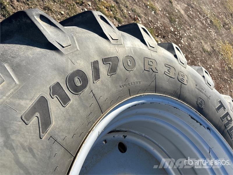  Quantity of (4) Trelleborg TM800 710/70R38 Tires Gume, točkovi i felne