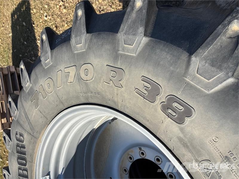  Quantity of (4) Trelleborg TM800 710/70R38 Tires Gume, točkovi i felne