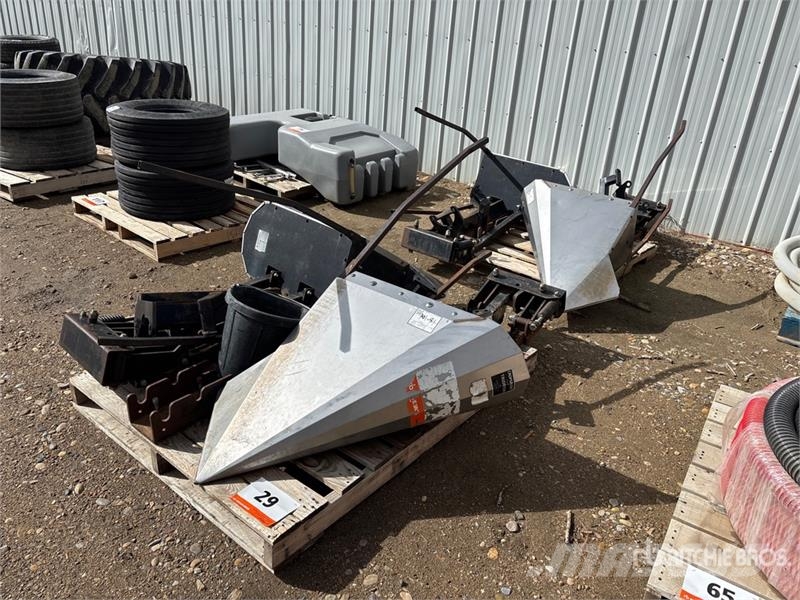Quantity of (4) Tridekon Crop Dividers - Fits Case Kiti naudoti statybos komponentai