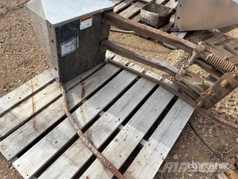 Quantity of (4) Tridekon Crop Dividers Stockage, conditionnement - Autres