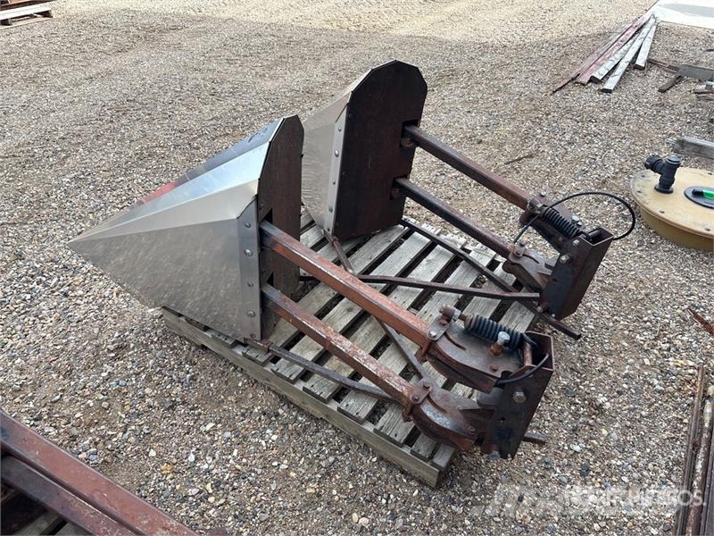 Quantity of (4) Tridekon Crop Dividers - Fits John Macchine/unitá di lavorazione e stoccaggio/altri