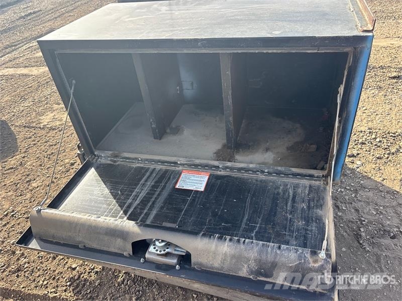Quantity of (4) Truck Boxes Коммерческий транспорт - Другие
