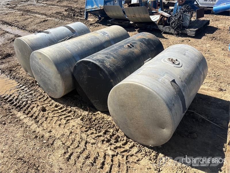 Quantity of (4) Truck Fuel Tanks Ostale kargo komponente