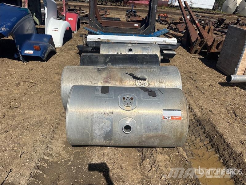 Quantity of (4) Truck Fuel Tanks Ostale kargo komponente