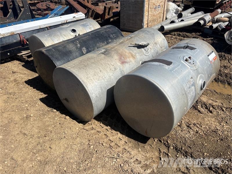 Quantity of (4) Truck Fuel Tanks Ostale kargo komponente