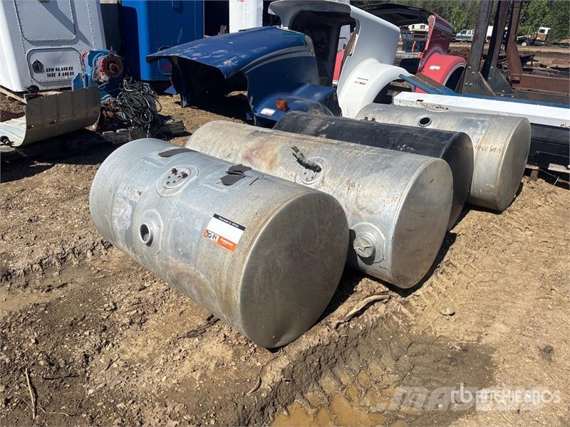 Quantity of (4) Truck Fuel Tanks Ostale kargo komponente