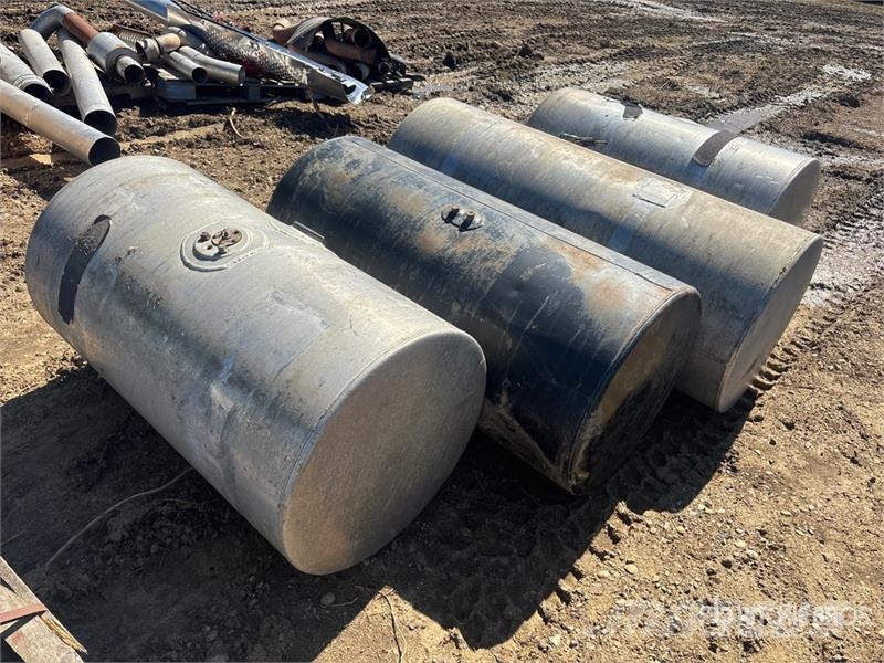 Quantity of (4) Truck Fuel Tanks Ostale kargo komponente