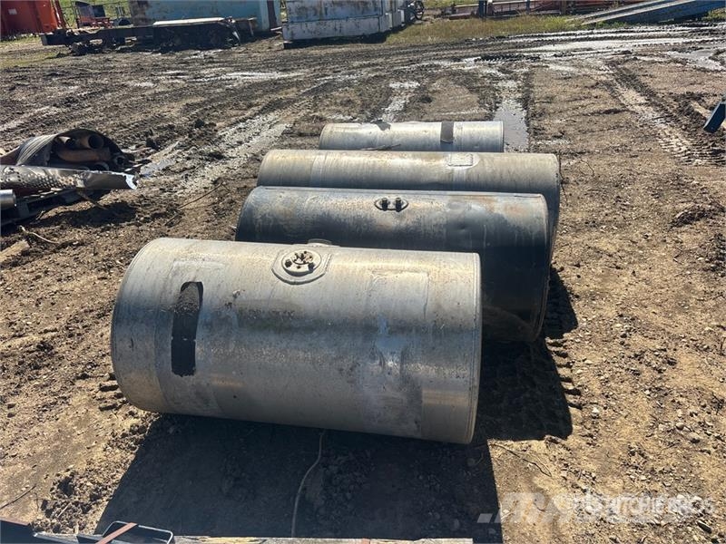 Quantity of (4) Truck Fuel Tanks Ostale kargo komponente