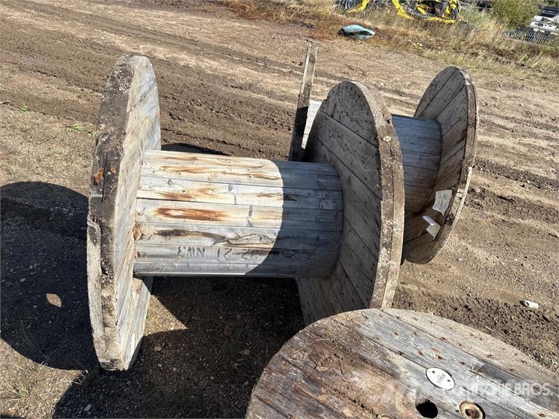 Quantity of (4) Wooden Wire Spools Andre komponenter