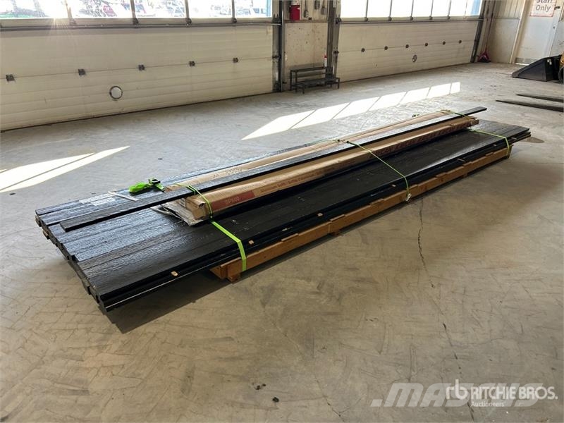 Quantity of (40) 3.5 in x 1 in x 16 in Smart Trim Подемници, лебедки и елеватори за материали