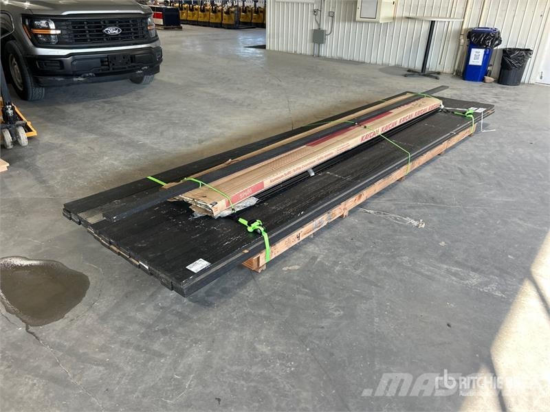 Quantity of (40) 3.5 in x 1 in x 16 in Smart Trim Подемници, лебедки и елеватори за материали