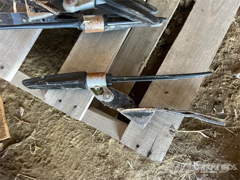  Quantity of (41) Crop Lifters - Fits 2017 MacDon F Andere Zubehörteile