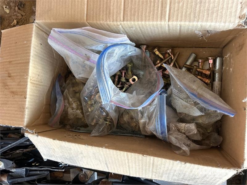  Quantity of (41) Crop Lifters - Fits 2017 MacDon F Andere Zubehörteile