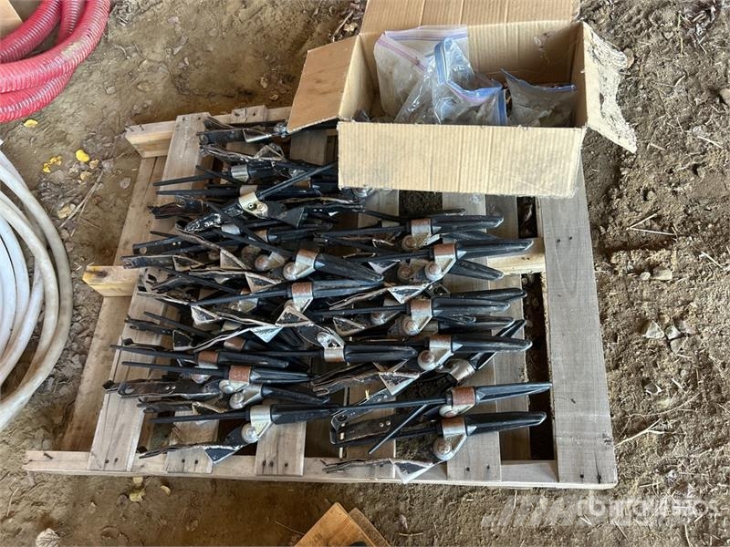  Quantity of (41) Crop Lifters - Fits 2017 MacDon F Andere Zubehörteile