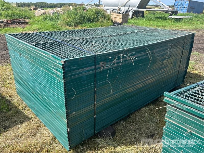 Quantity of (43) 118 in x 70 in Powder Coated Temp Ďalšie komponenty