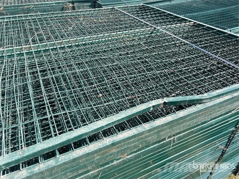 Quantity of (43) 118 in x 70 in Powder Coated Temp Ďalšie komponenty