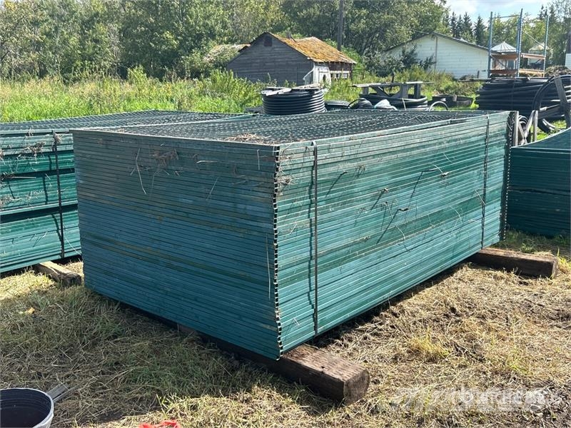 Quantity of (43) 118 in x 70 in Powder Coated Temp Ďalšie komponenty