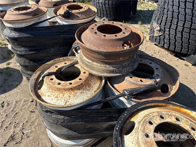  Quantity of (43) 11R24.5 Wheels الإطارات والعجلات والحافات